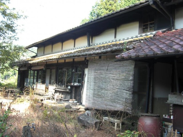 空き家を更地にすると固定資産税は上がる？計算方法と節税のヒント